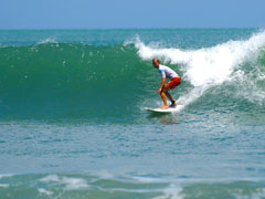 ポイントにてサーフィン