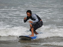 インストラクターが海で見本