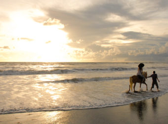 西部ニャニィビーチ de サンセット・ホースライド